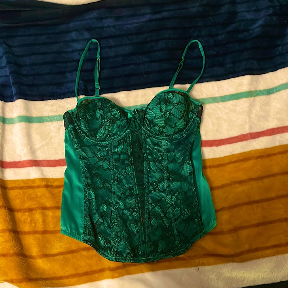 Green corset with black lace 34c just doesn’t fit me